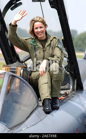 Schauspielerin und Sängerin Claire Sweeney fliegt in RAF Fairford, Gloucestershire Heute (18/07/02) in einem GR4 Tornado geflogen von Wing Commander Derek Watson der Royal International Air Tattoo an der Basis zu öffnen. In den nächsten zwölf Monaten, die neuen Kräfte Schatz wird auch Truppen unterhalten, weg von zu Hause aus dem Kosovo in den Nahen Osten. 18/07/02. Stockfoto