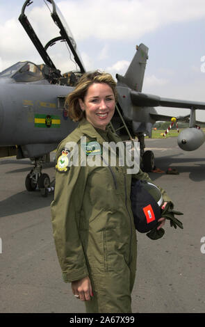 Schauspielerin und Sängerin Claire Sweeney fliegt in RAF Fairford, Gloucestershire Heute (18/07/02) in einem GR4 Tornado geflogen von Wing Commander Derek Watson der Royal International Air Tattoo an der Basis zu öffnen. In den nächsten zwölf Monaten, die neuen Kräfte Schatz wird auch Truppen unterhalten, weg von zu Hause aus dem Kosovo in den Nahen Osten. 18/07/02. Stockfoto