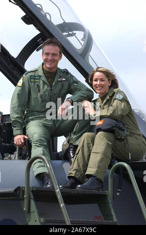 Schauspielerin und Sängerin Claire Sweeney fliegt in RAF Fairford, Gloucestershire Heute (18/07/02) in einem GR4 Tornado geflogen von Wing Commander Derek Watson der Royal International Air Tattoo an der Basis zu öffnen. In den nächsten zwölf Monaten, die neuen Kräfte Schatz wird auch Truppen unterhalten, weg von zu Hause aus dem Kosovo in den Nahen Osten. 18/07/02. Stockfoto