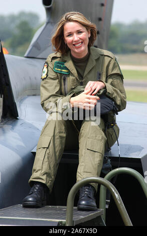 Schauspielerin und Sängerin Claire Sweeney fliegt in RAF Fairford, Gloucestershire Heute (18/07/02) in einem GR4 Tornado geflogen von Wing Commander Derek Watson der Royal International Air Tattoo an der Basis zu öffnen. In den nächsten zwölf Monaten, die neuen Kräfte Schatz wird auch Truppen unterhalten, weg von zu Hause aus dem Kosovo in den Nahen Osten. 18/07/02. Stockfoto