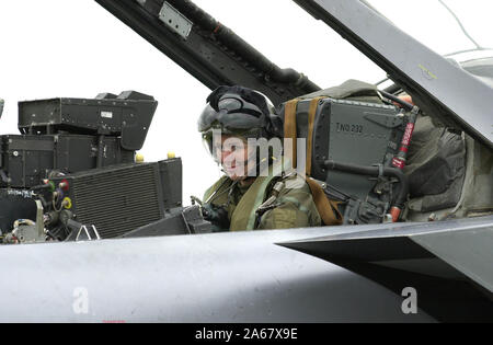 Schauspielerin und Sängerin Claire Sweeney fliegt in RAF Fairford, Gloucestershire Heute (18/07/02) in einem GR4 Tornado geflogen von Wing Commander Derek Watson der Royal International Air Tattoo an der Basis zu öffnen. In den nächsten zwölf Monaten, die neuen Kräfte Schatz wird auch Truppen unterhalten, weg von zu Hause aus dem Kosovo in den Nahen Osten. 18/07/02. Stockfoto