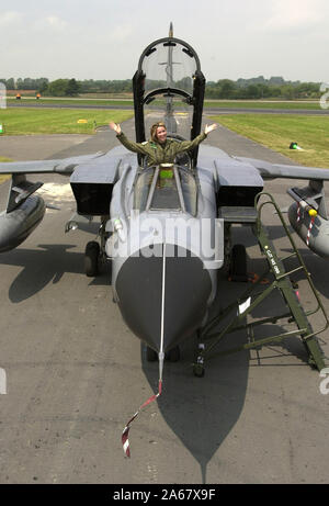 Schauspielerin und Sängerin Claire Sweeney fliegt in RAF Fairford, Gloucestershire Heute (18/07/02) in einem GR4 Tornado geflogen von Wing Commander Derek Watson der Royal International Air Tattoo an der Basis zu öffnen. In den nächsten zwölf Monaten, die neuen Kräfte Schatz wird auch Truppen unterhalten, weg von zu Hause aus dem Kosovo in den Nahen Osten. 18/07/02. Stockfoto