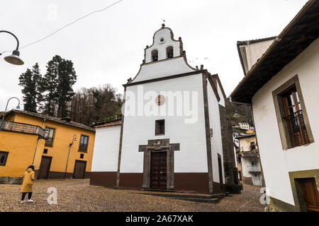 Cangas del Narcea, Spanien. Blick auf die traditionellen Viertel Entrambasaguas, den ältesten Teil der Stadt Stockfoto