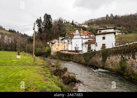 Cangas del Narcea, Spanien. Blick auf die traditionellen Viertel Entrambasaguas, den ältesten Teil der Stadt Stockfoto