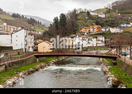 Cangas del Narcea, Spanien. Blick auf die traditionellen Viertel Entrambasaguas, den ältesten Teil der Stadt Stockfoto