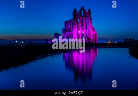 Leuchtet die Ruinen von English Heritage Whitby Abbey in North Yorkshire während der beleuchteten Abtei Veranstaltung beleuchten. Stockfoto