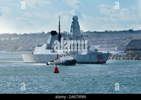 HMS Dragon ein Typ 45 Zerstörer Plymouth verlassen mit begleitenden SERCO tug Adept Stockfoto