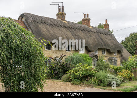 Ein Reetdachhaus in dem hübschen Dorf Ravenstone, Buckinghamshire, Großbritannien Stockfoto