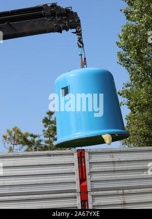 Blau Altglas recycling Container und der Kran Stockfoto