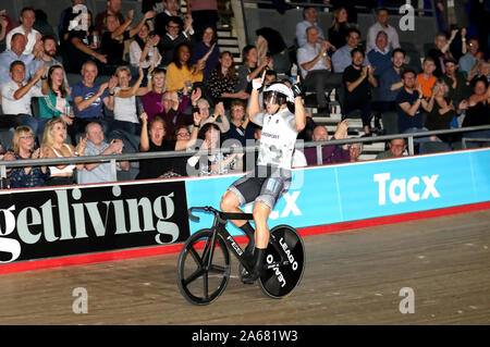 Deutschlands Maximilian Levy feiert gewann die 200 m Zeitfahren Rennen bei Tag drei Der phynova 6 Tage Radfahren an Lee Valley VeloPark, London. Stockfoto