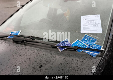 London, Großbritannien. Parkscheine und Ausbau und disosal Bekanntmachung über verlassene Fahrzeug auf vorstadtstraße im Großraum London. Ein verlassenes Fahrzeug, sobald es h Stockfoto