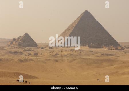 Menkaure Pyramide Komplex, an einem sonnigen Tag, mit Menschen reiten Kamele und ein Pferd, auf Sanddünen im Vordergrund, Giza, Ägypten, 7. Januar 2008. Vom Homewood Sammlung Fotografie. () Stockfoto