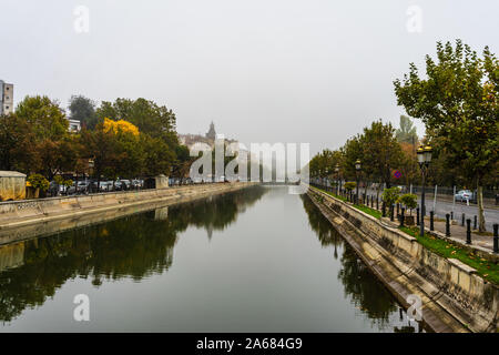 Panoramablick über Fluss Dambovita in einer nebligen Tag in Bukarest, Rumänien, 2019 Stockfoto