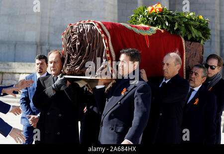 Der Franco-Familie begleitet Spanische Regierungsbeamte bei der Exhumierung der Überreste des Diktators Francisco Franco im "Tal der Gefallenen" Octiber 24, 2019. Der Oberste Gerichtshof billigt, dass der Körper des Diktators zum Friedhof von El Pardo in Madrid exhumiert werden. n diesem Friedhof, der Frau des Diktators, Frau Carmen Polo, begraben wird. Franco war Allied mit Adolf Hitler im Zweiten Weltkrieg. Credit: Jorge Rey/Medien Punch Stockfoto