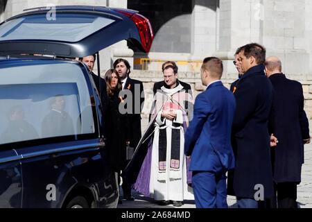 Der Franco-Familie begleitet Spanische Regierungsbeamte bei der Exhumierung der Überreste des Diktators Francisco Franco im "Tal der Gefallenen" Oktober 24,2019. Der Oberste Gerichtshof billigt, dass der Körper des Diktators zum Friedhof von El Pardo in Madrid exhumiert werden. In diesem Friedhof, der Frau des Diktators, Frau Carmen Polo, begraben ist. Franco war Allied mit Adolf Hitler im Zweiten Weltkrieg. Credit: Jorge Rey/Medien Punch Stockfoto