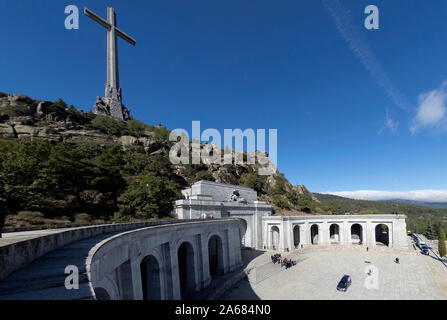 Der Franco-Familie begleitet Spanische Regierungsbeamte bei der Exhumierung der Überreste des Diktators Francisco Franco im "Tal der Gefallenen" Oktober 24,2019. Der Oberste Gerichtshof billigt, dass der Körper des Diktators zum Friedhof von El Pardo in Madrid exhumiert werden. In diesem Friedhof, der Frau des Diktators, Frau Carmen Polo, begraben ist. Franco war Allied mit Adolf Hitler im Zweiten Weltkrieg. Credit: Jorge Rey/Medien Punch Stockfoto