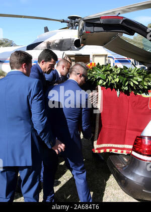 Der Franco-Familie begleitet Spanische Regierungsbeamte bei der Exhumierung der Überreste des Diktators Francisco Franco im "Tal der Gefallenen" Oktober 24,2019. Der Oberste Gerichtshof billigt, dass der Körper des Diktators zum Friedhof von El Pardo in Madrid exhumiert werden. In diesem Friedhof, der Frau des Diktators, Frau Carmen Polo, begraben ist. Franco war Allied mit Adolf Hitler im Zweiten Weltkrieg. Credit: Jorge Rey/Medien Punch Stockfoto