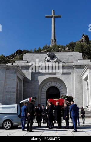 Der Franco-Familie begleitet Spanische Regierungsbeamte bei der Exhumierung der Überreste des Diktators Francisco Franco im "Tal der Gefallenen" Octiber 24,2019. Der Oberste Gerichtshof billigt, dass der Körper des Diktators zum Friedhof von El Pardo in Madrid exhumiert werden. n diesem Friedhof, der Frau des Diktators, Frau Carmen Polo, begraben wird. Franco war Allied mit Adolf Hitler im Zweiten Weltkrieg. Credit: Jorge Rey/Medien Punch Stockfoto