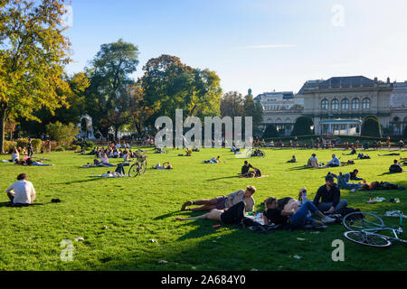 Wien, Wien: park Stadtpark, Wiese, Menschen sonnenbaden, Reden, Haus Kursalon Hübner in Österreich, Wien, 01. Altstadt Stockfoto