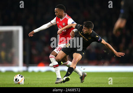 Von Arsenal Joe Willock (links) und Vitoria SC Andre Almeida (rechts) Kampf um den Ball während der UEFA Europa League Gruppe F Match im Emirates Stadium, London. Stockfoto