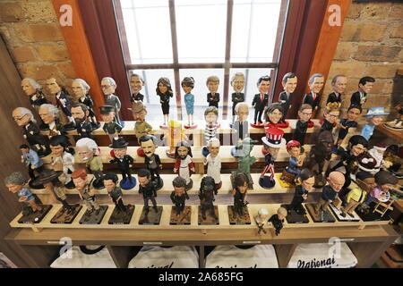 Milwaukee, Wisconsin, USA. 24 Okt, 2019. Auf der offiziellen Facebook Seite der Bobblehead Hall of Fame und Museum, der weltweit größten Sammlung von Bobbleheads und Exponate Willkommen!. Unternehmen Überblick. Besuch der weltweit größten Sammlung von Bobbleheads mit über 6.500 einzigartige bobbleheads auf Anzeige aller Genres und Perioden oder Shop In unserem Online-Shop, hat eine der größten Auswahl von Bobbleheads. Wir sind das einzige Museum in der Welt des Bobbleheads und erfahren Sie mehr über die Geschichte von Bobbleheads erfahren Sie, wie Sie gemacht sind, die Geschichte hinter dem Bobbleheads und vieles mehr! Das Museum Stockfoto