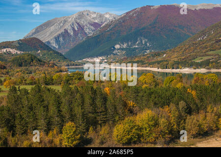 Im Herzen der Abruzzen Nationalpark und zu den unberührten Gipfel der Apenninen, gibt es See Barrea, die von drei hübschen Dörfern übersehen Stockfoto