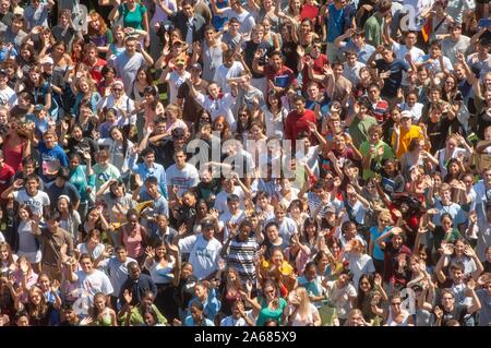 Bird's-Eye View, an einem sonnigen Tag, einer Masse von Studienanfängern nahe zusammen stehen und winken in die Kamera während einer Hochschule Orientierungswoche Veranstaltung, an der Johns Hopkins Universität, Baltimore, Maryland, 4. September 2006. Vom Homewood Sammlung Fotografie. () Stockfoto