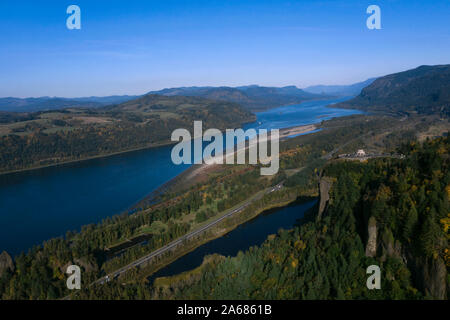 Columbia River Gorge in Richtung Crown Point Vista Haus aus Portland Women's Forum Scenic View Point. Stockfoto