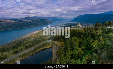 Die ikonischen Crown Point Vista Haus gesehen von Portland Women's Forum mit Blick auf den majestätischen Columbia River Gorge. Stockfoto