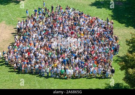 Bird's-Eye View, der eine Masse der Erstsemester während einer Hochschule Orientierungswoche Ereignis, nahe zusammen stehen in eine Rasenfläche an einem sonnigen Tag, an der Johns Hopkins Universität, Baltimore, Maryland, 4. September 2006. Vom Homewood Sammlung Fotografie. () Stockfoto