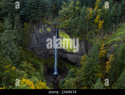 Luftaufnahme von latourell Falls, ein Wasserfall entlang des Columbia River Gorge Stockfoto