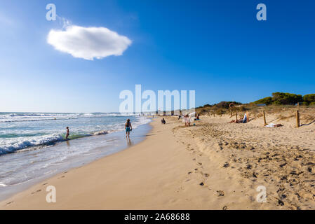 Menorca, Spanien - 15. Oktober 2019: Strand Son Bou, einer der beliebtesten Strände auf der Insel Menorca. Spanien. Stockfoto