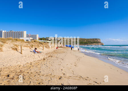 Menorca, Spanien - 15. Oktober 2019: Strand Son Bou, einer der beliebtesten Strände auf der Insel Menorca. Spanien. Stockfoto