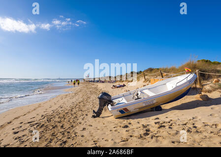 Menorca, Spanien - 15. Oktober 2019: Strand Son Bou, einer der beliebtesten Strände auf der Insel Menorca. Spanien. Stockfoto