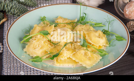 Italienischen Ravioli mit Käse und Grün auf Blau. Stockfoto
