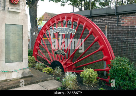 Die einzigen Überreste der Zeche Cortonwood, dass der Streik der Bergarbeiter" von 1984 ist jetzt Teil eines Kriegerdenkmals in Brampton, S., Yorkshire, England entfacht. Stockfoto