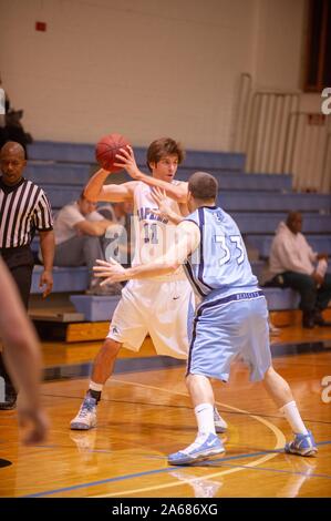 Ein Gegner versucht, eine Johns Hopkins University Männer Basketball player zu blockieren, wie er sich vorbereitet, die Kugel bei einem Match mit Baruch College, 3. Januar 2010 zu übermitteln. Vom Homewood Sammlung Fotografie. () Stockfoto