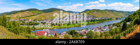 Antenne Panoramablick auf die Mosel mit dem Dorf Enkirch und die umliegenden Weinberge der Mosel Tal an einem sonnigen Nachmittag. Deutschland. Stockfoto