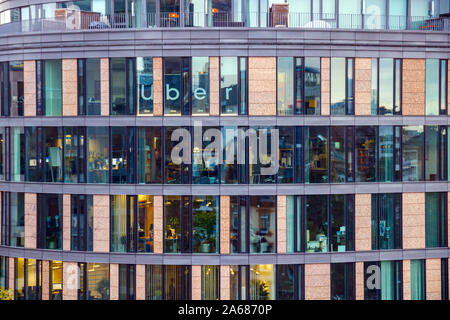 Großes mehrstöckiges modernes Bürogebäude mit großen Glasflächen, Hosting mehrerer Unternehmen, unter anderem Uber. Frankfurt am Main, Deutschland. Stockfoto
