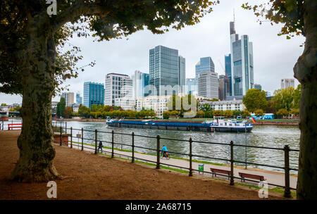 Der Main mit einem Riverboat und skyscapers der Bankenviertel (zentrale Geschäftsviertel, CBD). Frankfurt am Main, Deutschland. Stockfoto