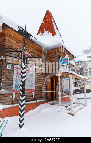 Weliki Ustjug, Russland - Februar 5, 2019: Vertikale Straße Foto mit der Post von Ded Moroz in Weliki Ustjug, es ist eine Stadt in der Oblast Wologda, Ru Stockfoto