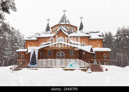 Weliki Ustjug, Russland - Februar 5, 2019: Die Residenz von Ded Moroz in Wäldern in der Nähe von Weliki Ustjug im Winter, ist es ein beliebtes Touristen Ziel Stockfoto