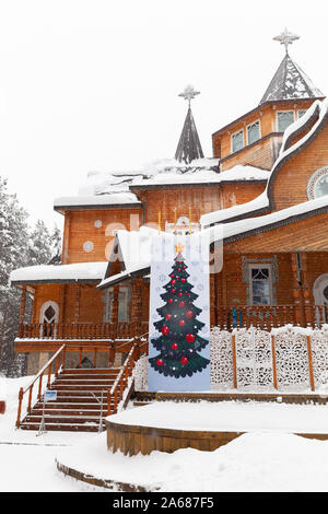 Weliki Ustjug, Russland - Februar 5, 2019: Residenz des Ded Moroz in der Nähe von Weliki Ustjug im Winter Tag, es ist eine beliebte Touristen Destination in Vologda. Ve Stockfoto