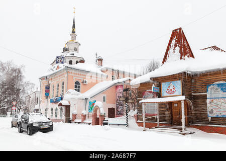 Weliki Ustjug, Russland - Februar 5, 2019: Street View mit der stadtresidenz und die Post von Ded Moroz in Weliki Ustjug, es ist eine Stadt in Volog Stockfoto