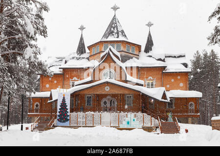 Weliki Ustjug, Russland - Februar 5, 2019: Residenz des Ded Moroz in Wäldern in der Nähe von Weliki Ustjug im Winter, ist es ein beliebtes Ziel für Touristen Stockfoto