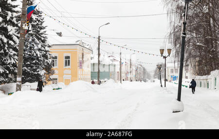 Weliki Ustjug, Russland - Februar 5, 2019: Street View von Weliki Ustjug im Winter, es ist eine Stadt in der Oblast Wologda. Gewöhnliche Menschen laufen auf Schnee Stockfoto