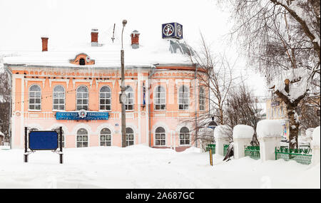 Weliki Ustjug, Russland - Februar 5, 2019: Street View mit der Stadt Residenz des Ded Moroz in Weliki Ustjug im Winter Tag, es ist eine Stadt in Vologda Obl Stockfoto