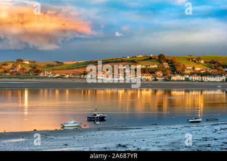 Am späten Nachmittag Sonne leuchtet die Küstenlinie auf dem Fluss Torridge Mündung an Instow in North Devon. Stockfoto