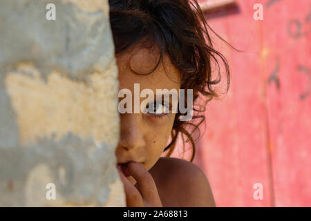 Kind hinter der Wand Stockfoto