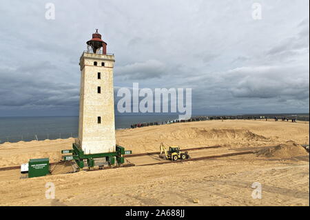 Der Leuchtturm Rubjerg Knackt FYR im Transport mit viel Publikum, die das Spektakel beobachten Stockfoto